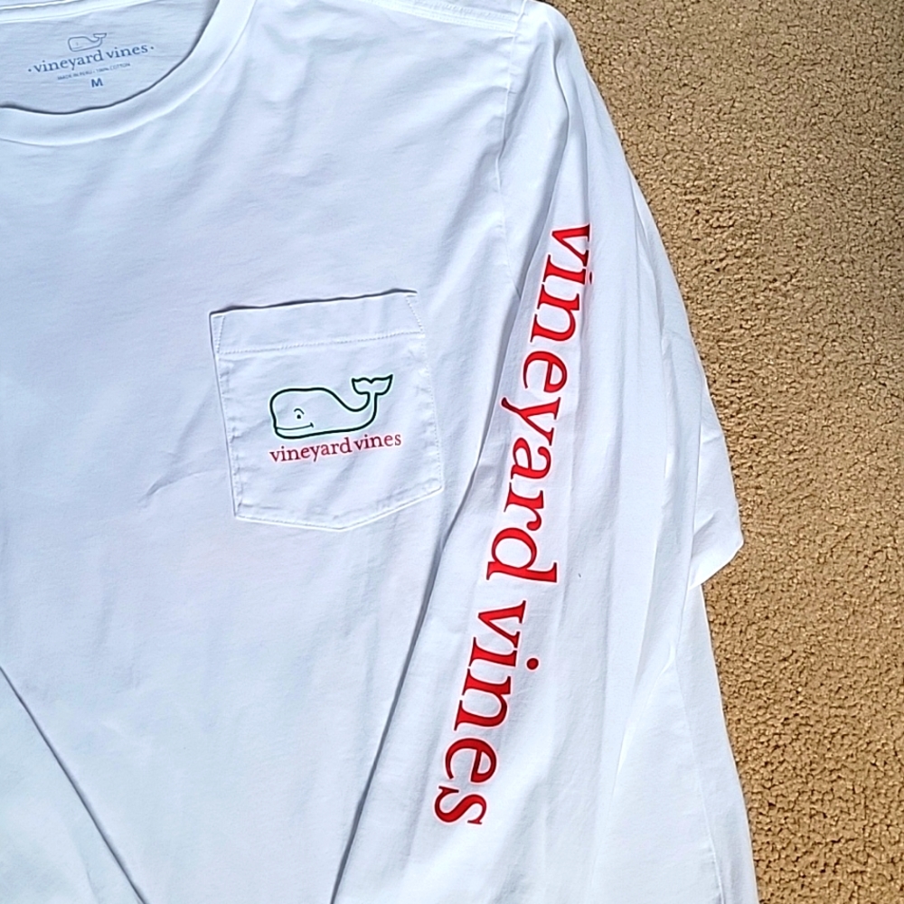 Vineyard Vines uniqueNaughty or Nice Whale, Christmas sz M, very white, like new